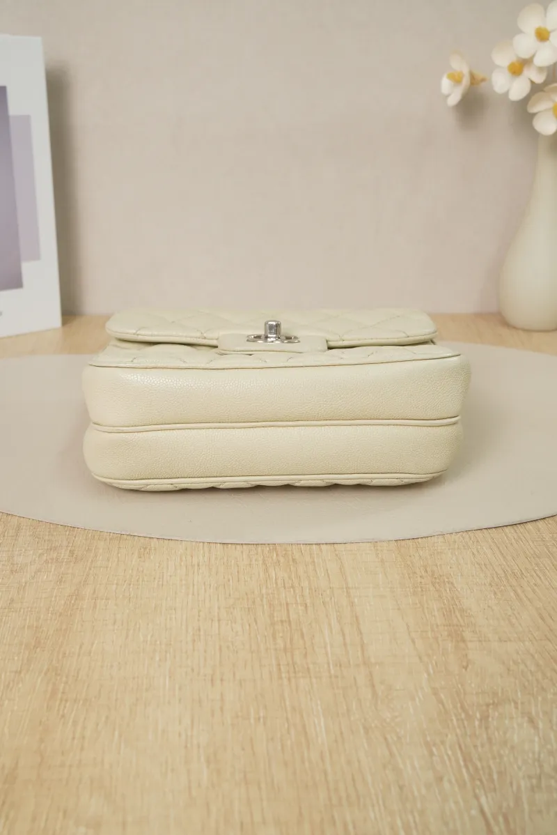 Chanel Calfskin25 · 20 × 6 × 16 cm Conditioned · Conditioned — cover view 4 of 7