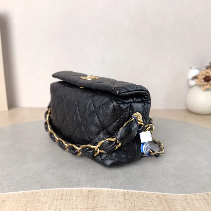 Chanel Crossbody Bag Crossbody Bag Black Lambskin One Size 17.5 × 7 × 9 cm 31 — cover view 4 of 5