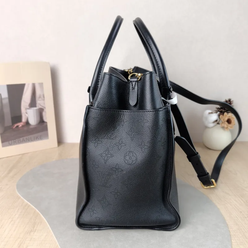 Louis Vuitton Shoulder Bag On My Side Black Calfskin Large 34 × 17 × 28 cm — detail view 10 of 11