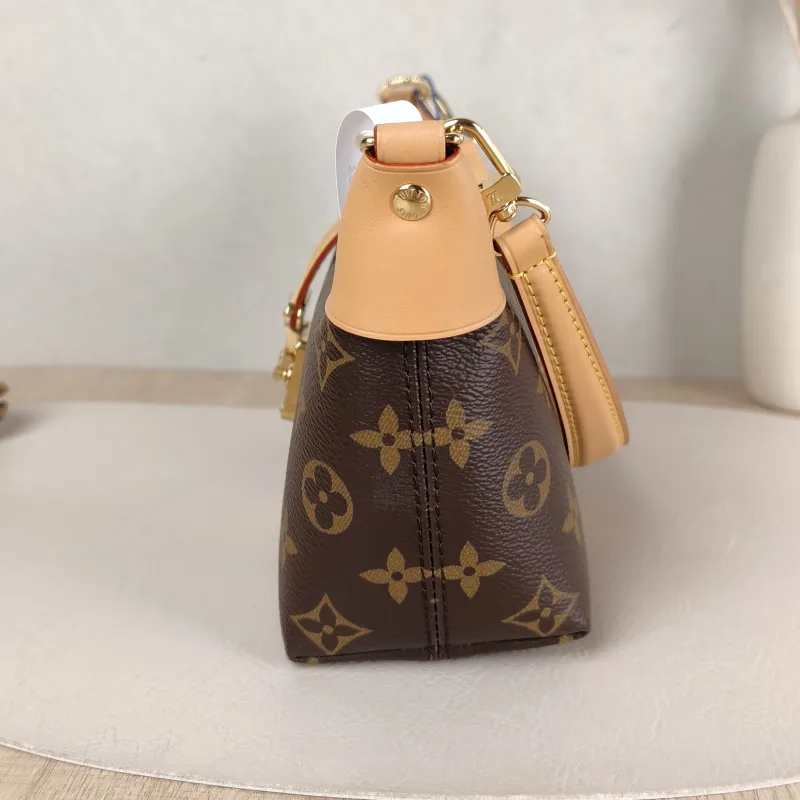 Louis Vuitton Shoulder Bag Pochette Mia Monogram PVC One Size 22 × 8 × 14.5 cm — detail view 2 of 10