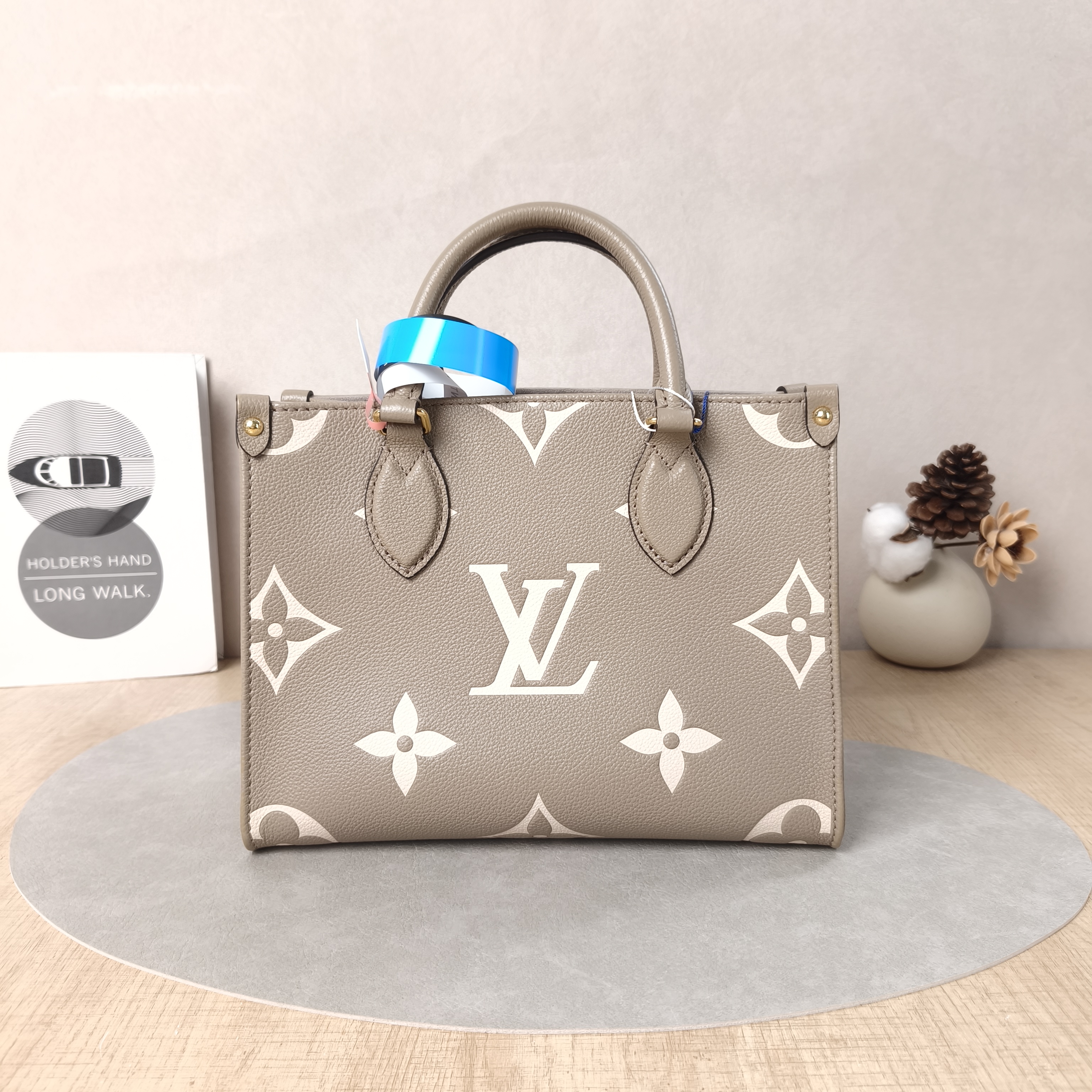 Louis Vuitton Shoulder Bag Onthego · White Empreinte Embossed Calfskin Monogram Small25 × 11.5 × 19 cm — cover view 3 of 6
