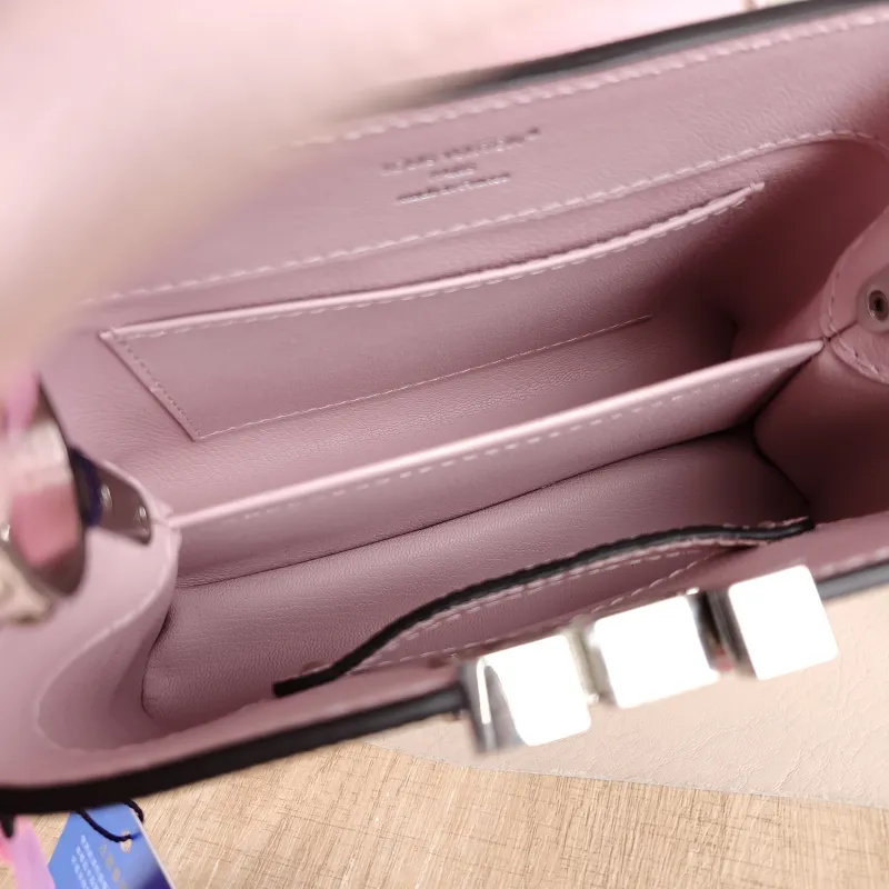 Louis Vuitton Shoulder Bag Capucines Pink Mini 21 × 8 × 14 cm — detail view 7 of 11