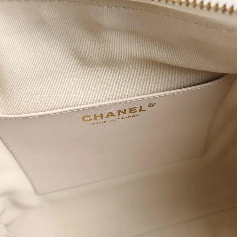 Chanel Shoulder Bag hobo White Lambskin Large 32 × 4 × 20 cm — detail view 8 of 9