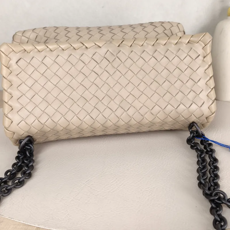 Bottega Veneta Shoulder Bag Woven Messenger Bag Pink Lambskin One Size24 × 8 × 17 cm — detail view 3 of 12