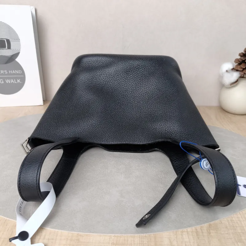 Hermès Top Handle Bag Picotin Lock 18 18Black Clemence Taurillon TC Calfskin Small18 × 13 × 19 cm — detail view 7 of 13