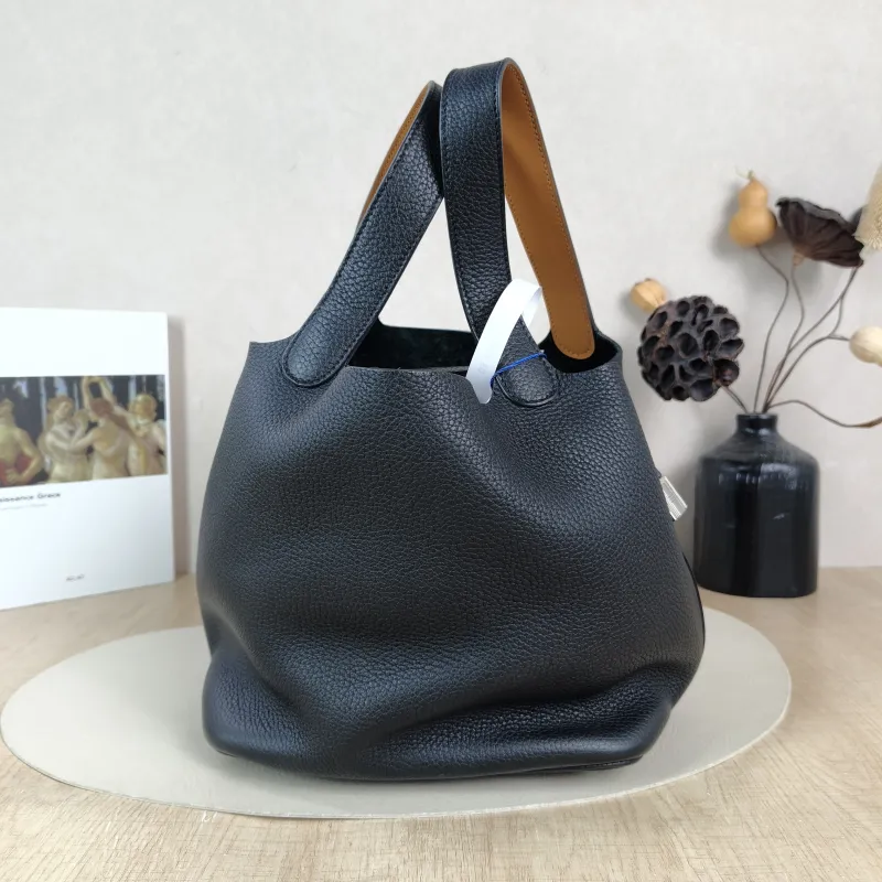 Hermès Top Handle Bag Picotin Lock 22 22 Black Colorblock Taurillon Clemence TC Calfskin Medium 22 × 18 × 21 cm A — detail view 2 of 9