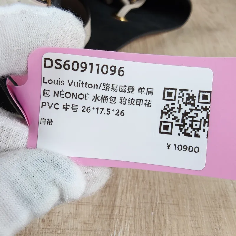 Louis Vuitton Shoulder Bag NÉONOÉ Bucket Bag PVC Medium 26 × 17.5 × 26 cm — detail view 2 of 11