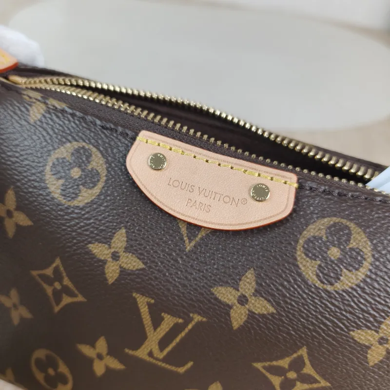 Louis Vuitton Shoulder Bag Pochette Hills Monogram PVC One Size 18.5 × 6.5 × 11 cm — detail view 9 of 10