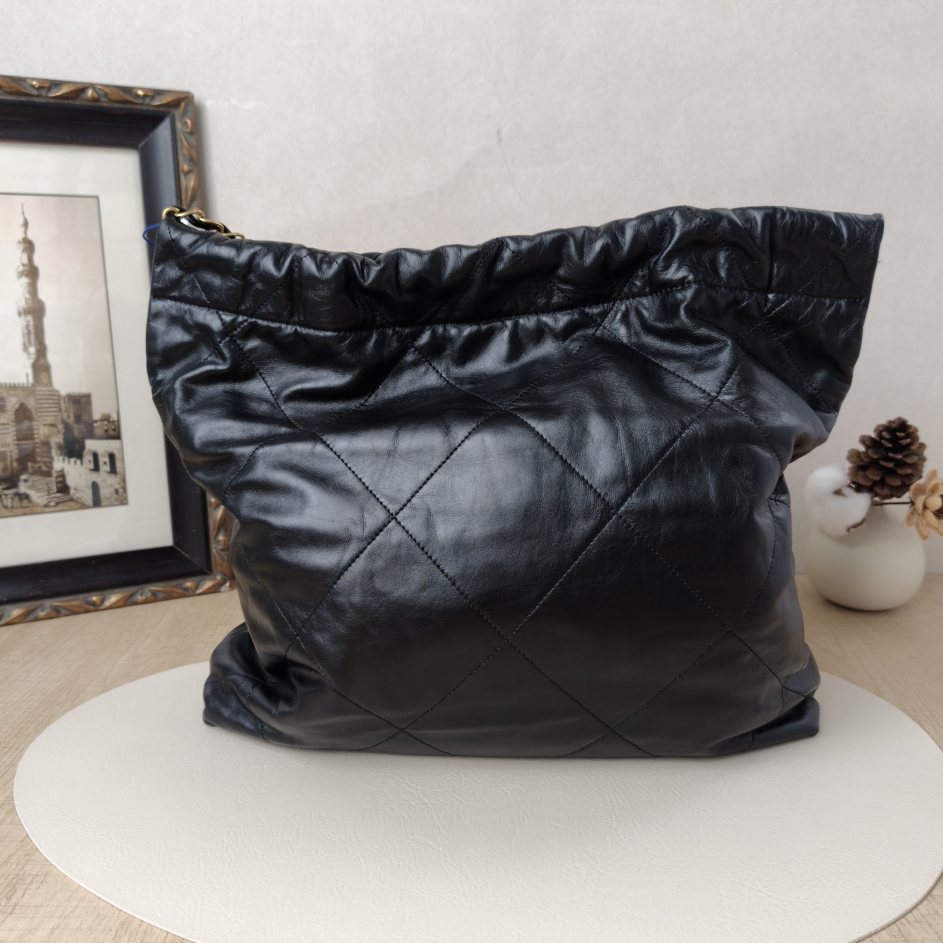 Chanel Shoulder Bag22Bag Black CC alfskin Medium39 × 8 × 42 cm — cover view 5 of 9