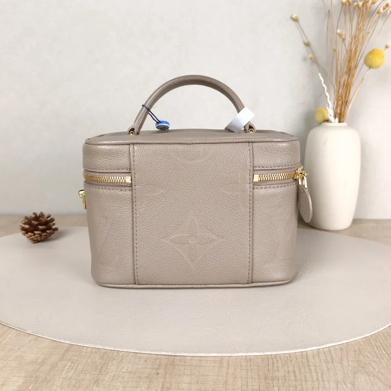 Louis Vuitton Shoulder Bag VANITY Cosmetic Bag Grey Calfskin Small19 × 11 × 13 cm — cover view 3 of 5