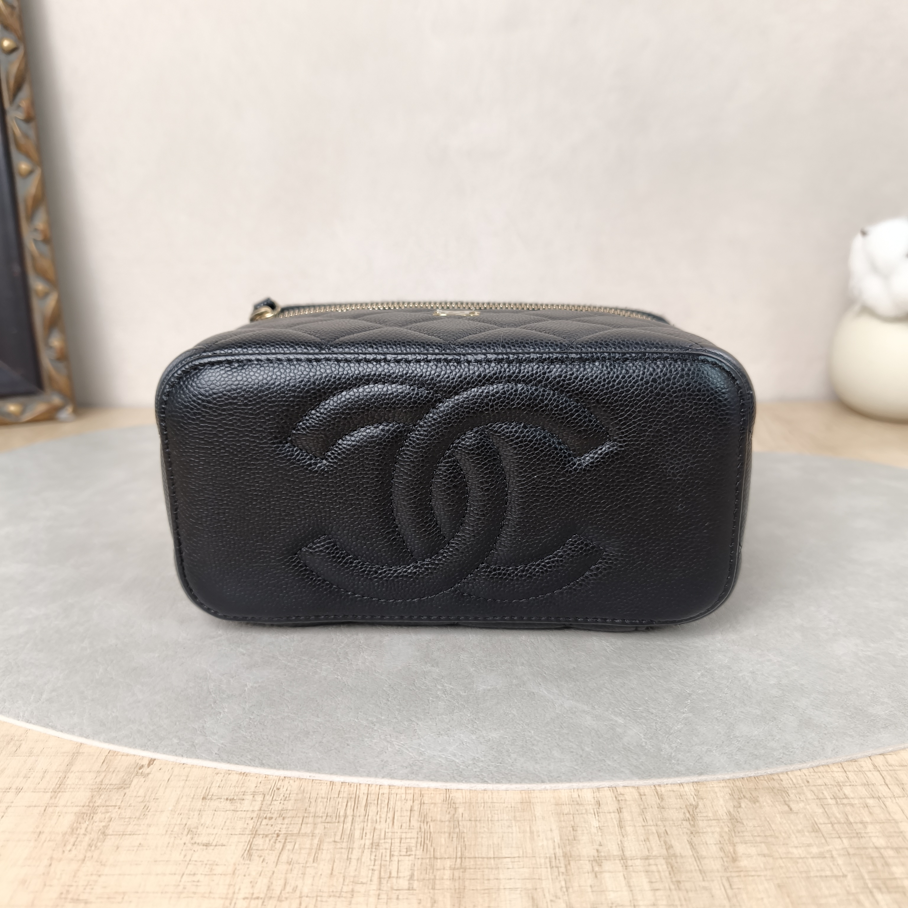 Chanel Crossbody Bag · Edition Box Bag Cosmetic Bag Black Grained Calfskin Small17 × 8 × 9.5 cm — cover view 6 of 6