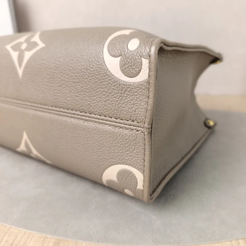 Louis Vuitton Shoulder Bag Onthego · White Empreinte Embossed Calfskin Monogram Small25 × 11.5 × 19 cm — detail view 10 of 13