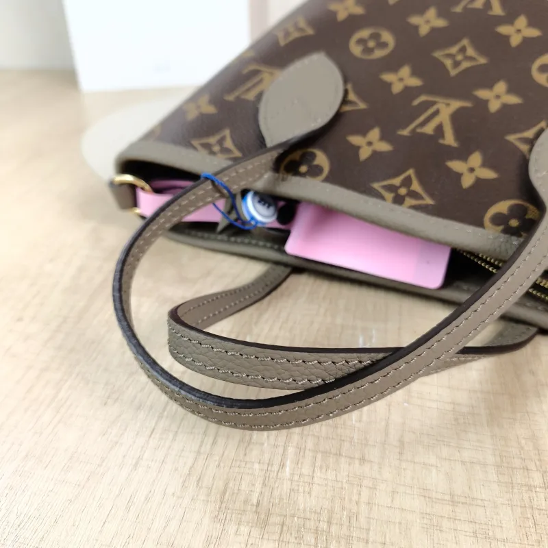 Louis Vuitton Crossbody Bag NEVERFULL INSIDE OUT BB PVC · Calfskin BB 26.5 × 11 × 16.5 cm — detail view 6 of 12