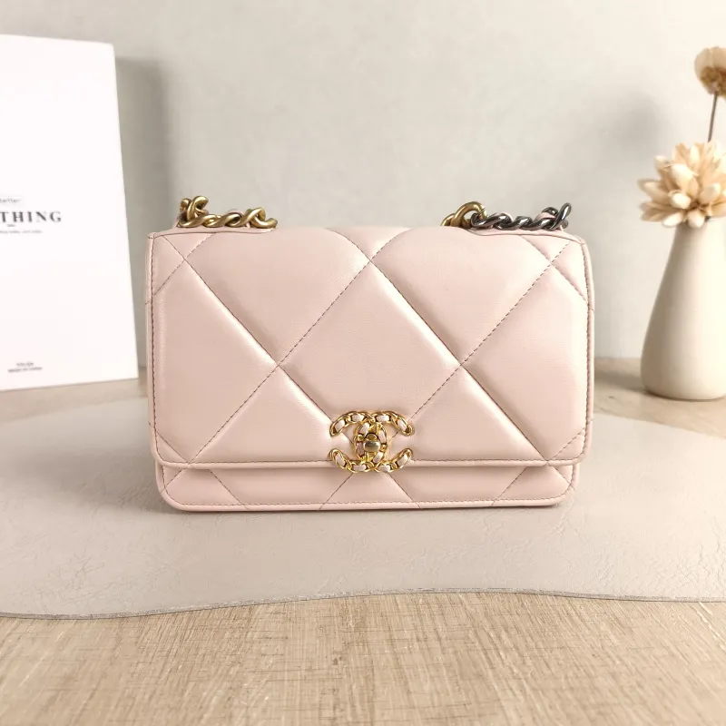 Chanel Crossbody Bag 19Bag WOC Pink SL ambskin Mini 19.2 × 3.5 × 12.3 cm