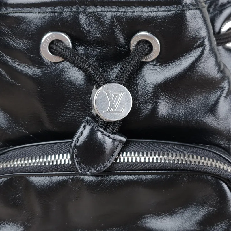 Louis Vuitton Shoulder Bag NOÉ CARGO Bucket Bag Black Calfskin Small 22 × 16 × 24 cm — detail view 5 of 14