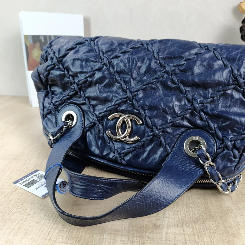 Chanel Shoulder Bag tote Blue Calfskin One Size31 × 14 × 21 cm — detail view 3 of 13