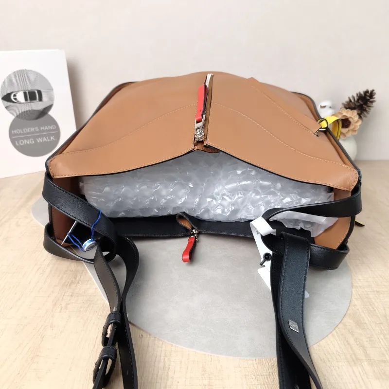 LOEWE Shoulder Bag Hammock Brown Calfskin Large 33 × 17 × 30 cm — detail view 4 of 12