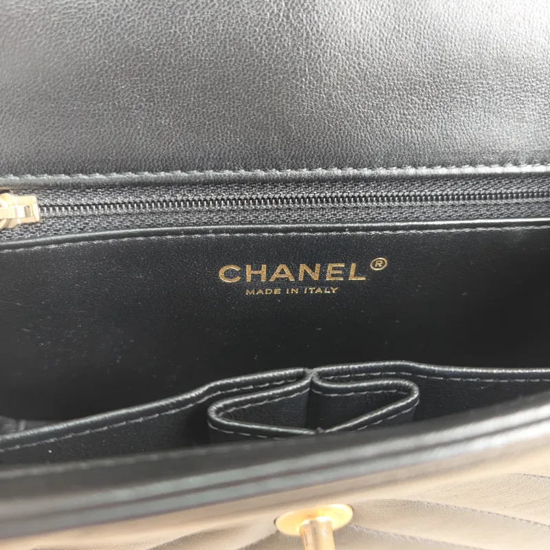 Chanel Crossbody Bag Crossbody Bag Black Lambskin One Size24 × 7 × 16 cm — detail view 4 of 11