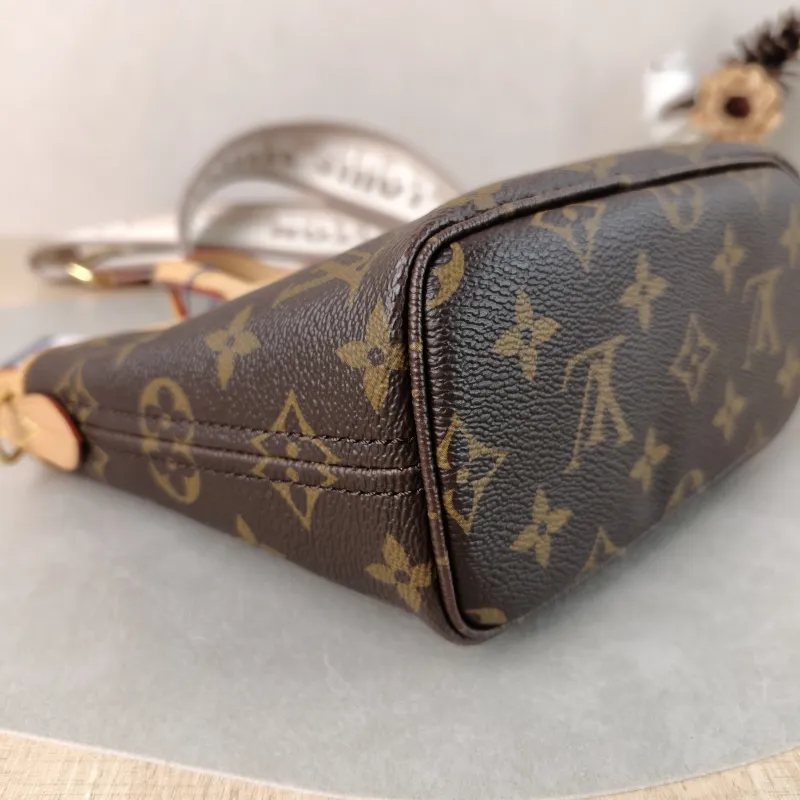 Louis Vuitton Crossbody Bag Neverfull BB Shoulder Strap PVC BB 24 × 9 × 14.5 cm — detail view 6 of 12