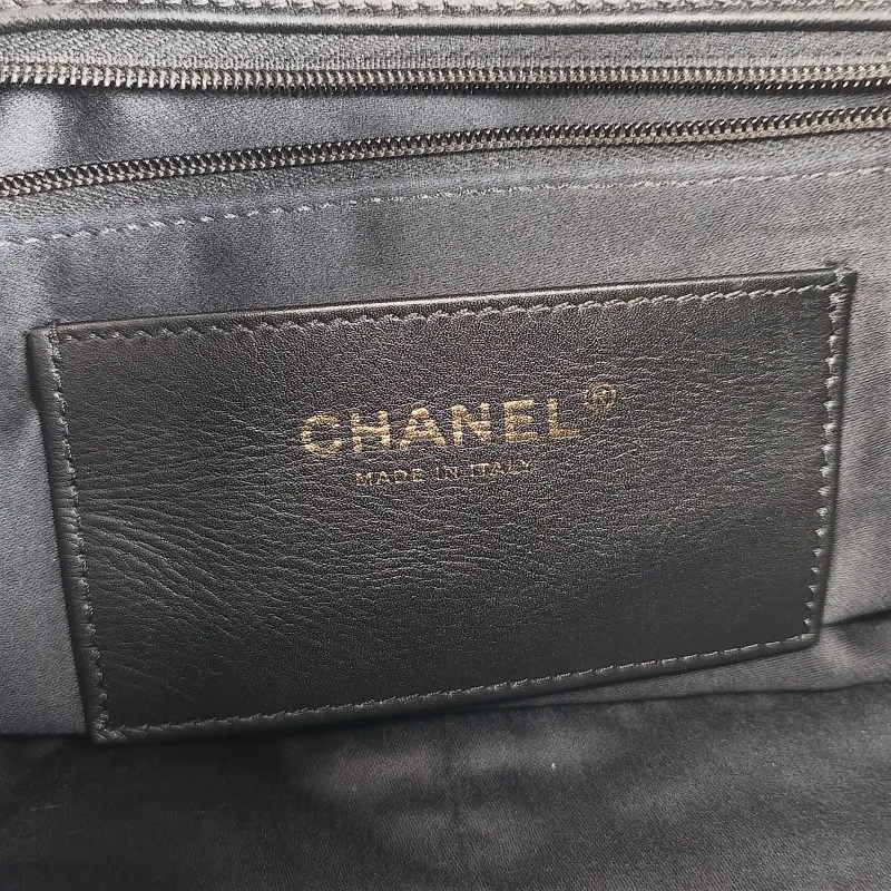Chanel Crossbody Bag C Black Lambskin Small 28 × 9.5 × 17 cm — detail view 8 of 17