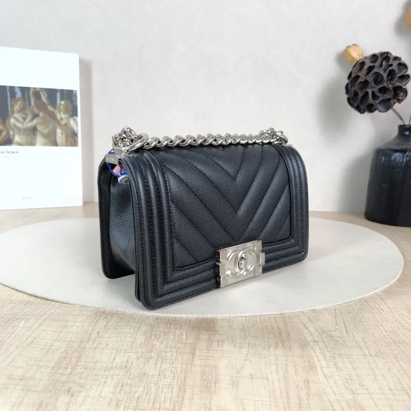 Chanel Crossbody Bag v leboy Black Grained Calfskin Small 20.5 × 8.5 × 12 cm 29 — cover view 2 of 5