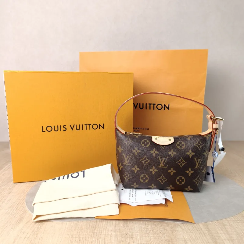 Louis Vuitton Shoulder Bag Pochette Hills Monogram PVC One Size 18.5 × 6.5 × 11 cm — cover view 2 of 6