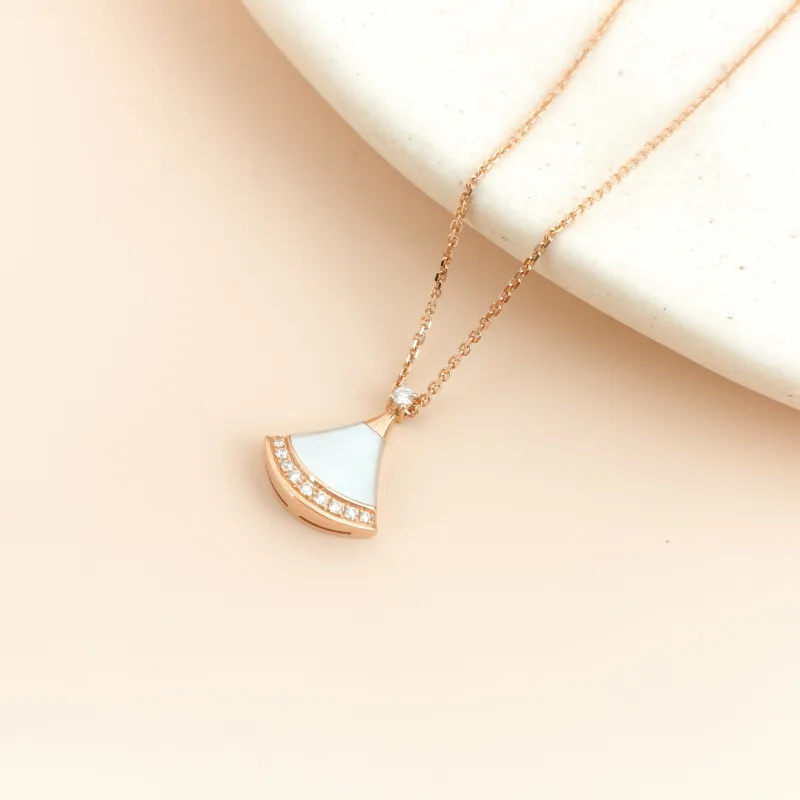 Bvlgari Necklace DIVAS’ DREAM Collection Pearl Pavé Diamond Pearl · White Mother-of-Pearl 18KR ose Gold Diamond Small 44cm — cover view 4 of 8