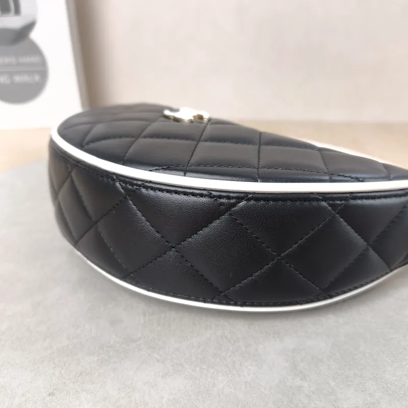 Chanel Crossbody Bag26s Top Handle Crossbody Bag Lambskin One Size22 × 6 × 15 cm — detail view 10 of 15