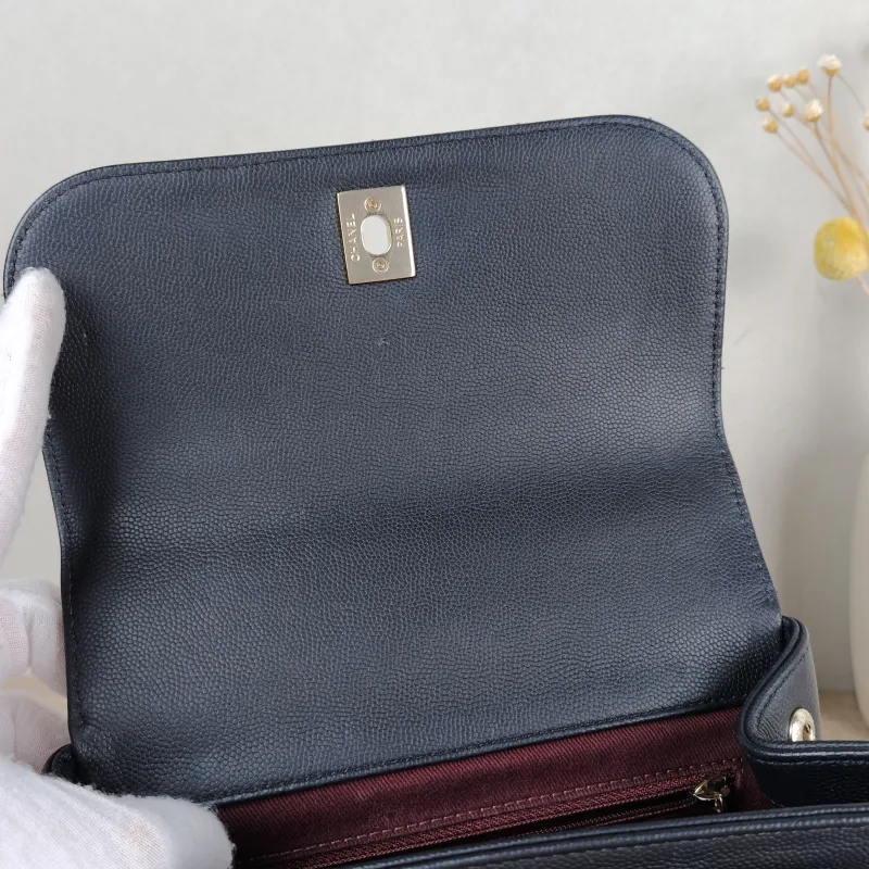 Chanel Crossbody Bag affinity Messenger Bag Black with Gold-Tone Hardware Grained Calfskin Small 19 × 7 × 14 cm 27 — detail view 14 of 16