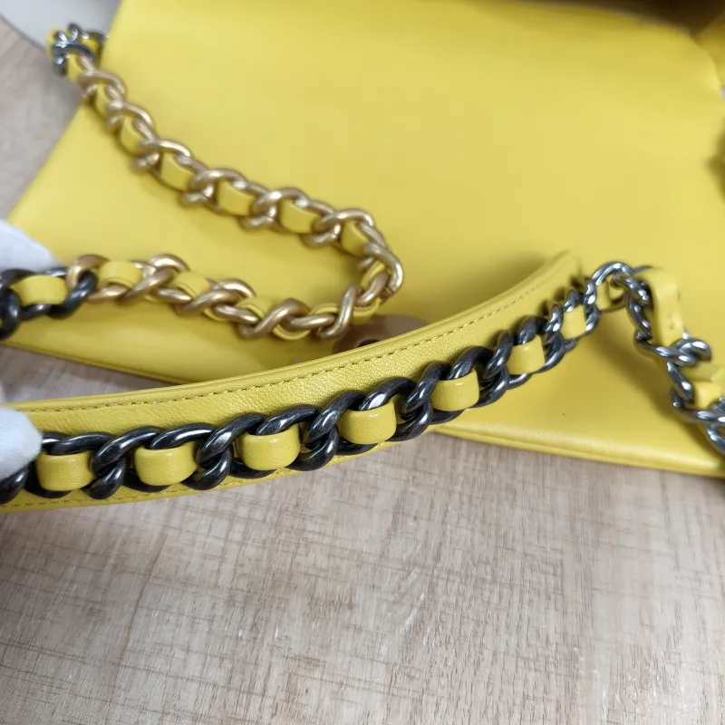 Chanel Crossbody Bag19Bag Yellow Lambskin Small26 × 9 × 16 cm — detail view 12 of 12