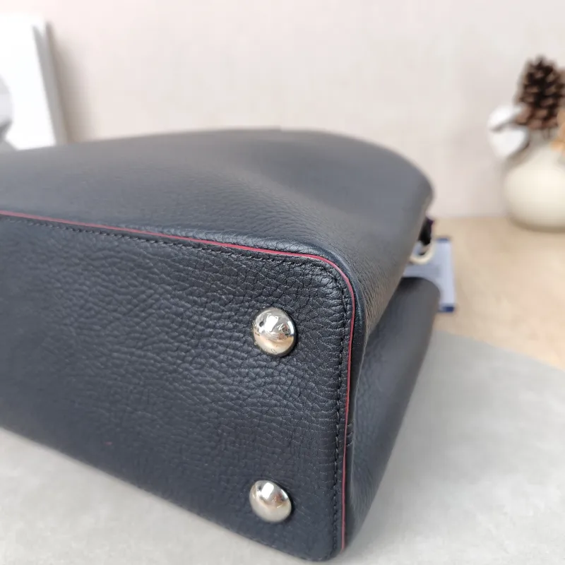 Louis Vuitton Top Handle Bag Capucines Black Calfskin Medium31.5 × 11 × 20 cm — detail view 8 of 22