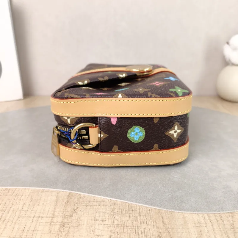 Louis Vuitton Crossbody Bag ENVELOPE Camera Bag Messenger Bag Tyler PVC One Size 23.5 × 8.5 × 15.5 cm — detail view 4 of 11