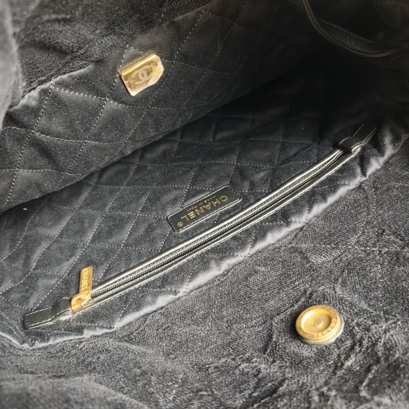 Chanel Shoulder Bag22Bag Black Small35 × 7 × 37 cm — detail view 10 of 13