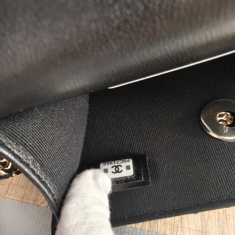 Chanel Crossbody Bag26c Pearl Black Lambskinmini15 × 5.5 × 10.5 cm — detail view 15 of 19