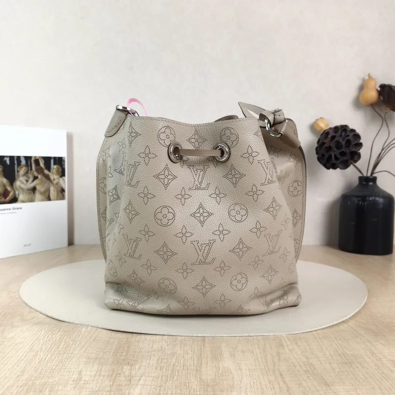 Louis Vuitton Shoulder Bag Muria Grey Calfskin One Size 26 × 14 × 26 cm — cover view 4 of 6