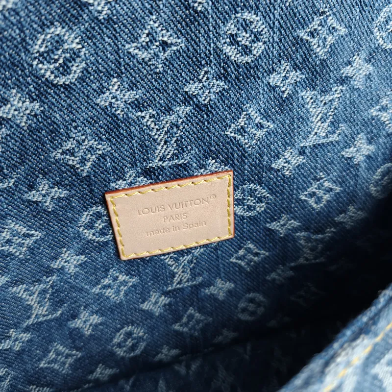 Louis Vuitton Crossbody Bag Diane Baguette Bag Blue nano 19 × 6 × 10.5 cm — detail view 10 of 11