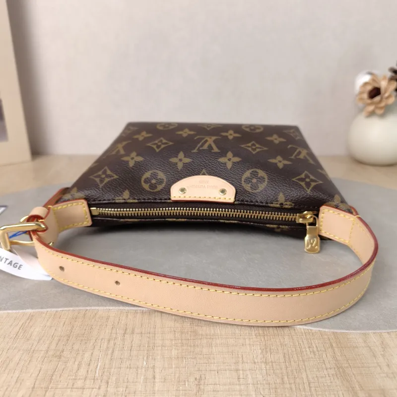 Louis Vuitton Shoulder Bag Pochette Hills Monogram PVC One Size 18.5 × 6.5 × 11 cm — detail view 2 of 13