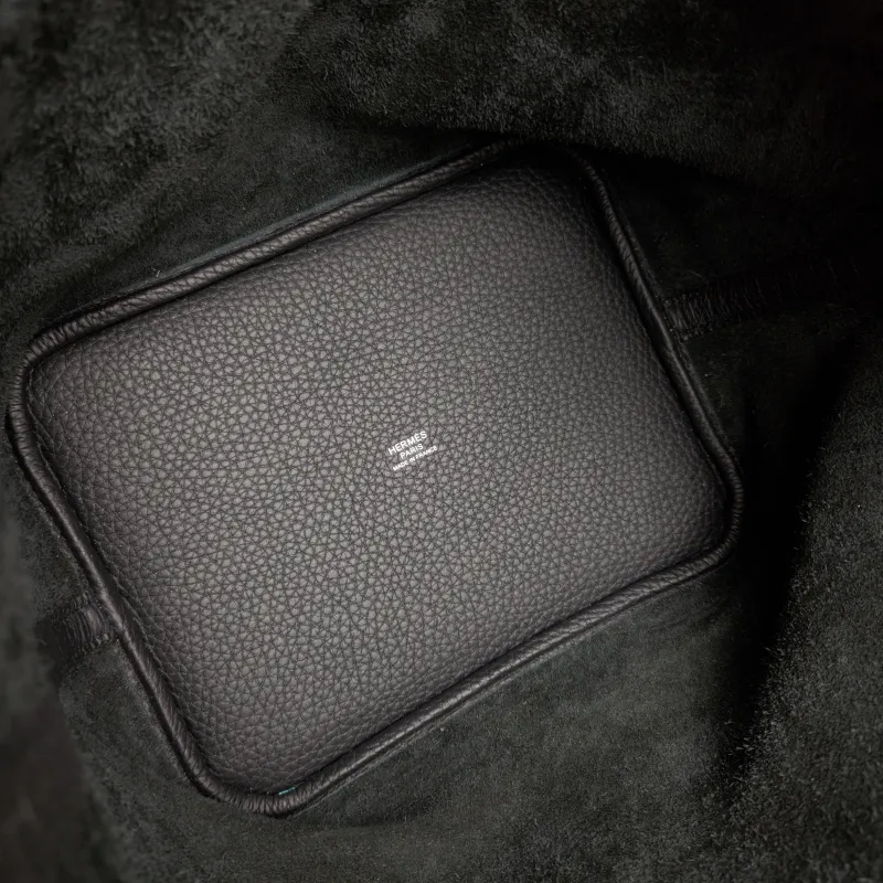 Hermès Top Handle Bag Picotin Lock 22 22 Black TC Calfskin Medium 22 × 18 × 21 cm k — detail view 2 of 9