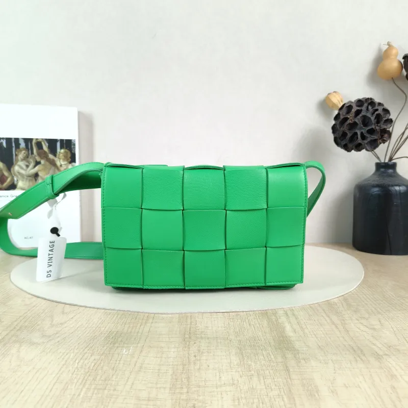 Bottega Veneta Crossbody Bag Cassette Woven Green Lambskin Medium23 × 5 × 15 cm