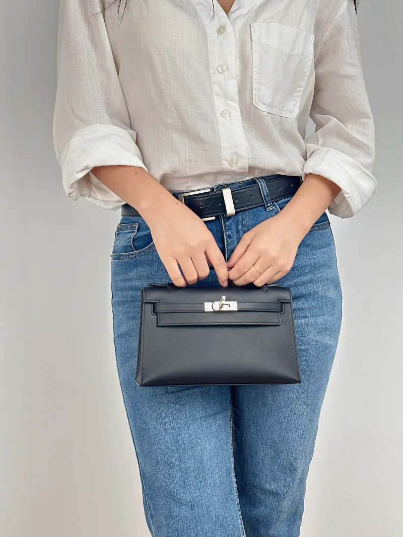 Hermès Top Handle Bag Mini kelly 89Black Swift Calfskin One Size 22 × 7 × 13 cm B — on-model view 2 of 2