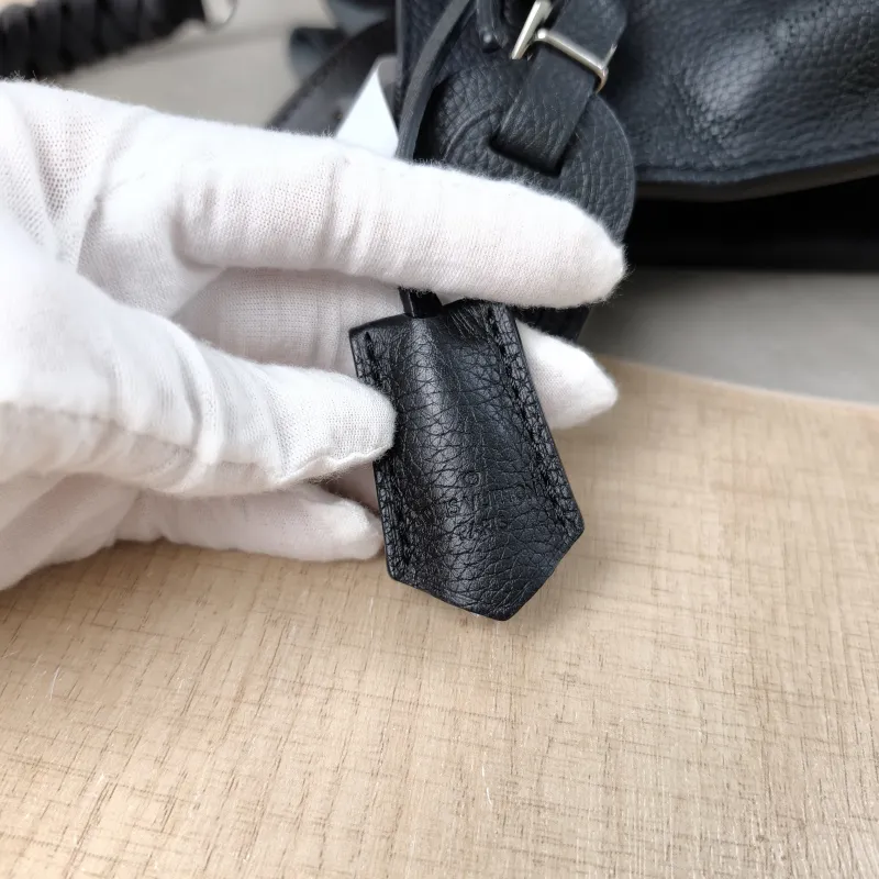 Louis Vuitton Shoulder Bag Muria Black Calfskin One Size26 × 14 × 26 cm — detail view 15 of 16