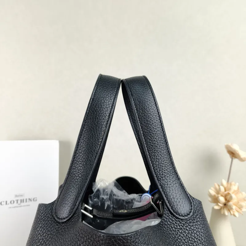 Hermès Top Handle Bag Picotin Lock 22 22 Black TC Calfskin Medium 22 × 18 × 21 cm C — detail view 3 of 9