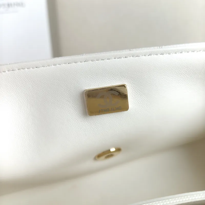 Chanel Crossbody Bag Handle White Grained Calfskin One Size 22 × 7 × 14 cm — detail view 4 of 13