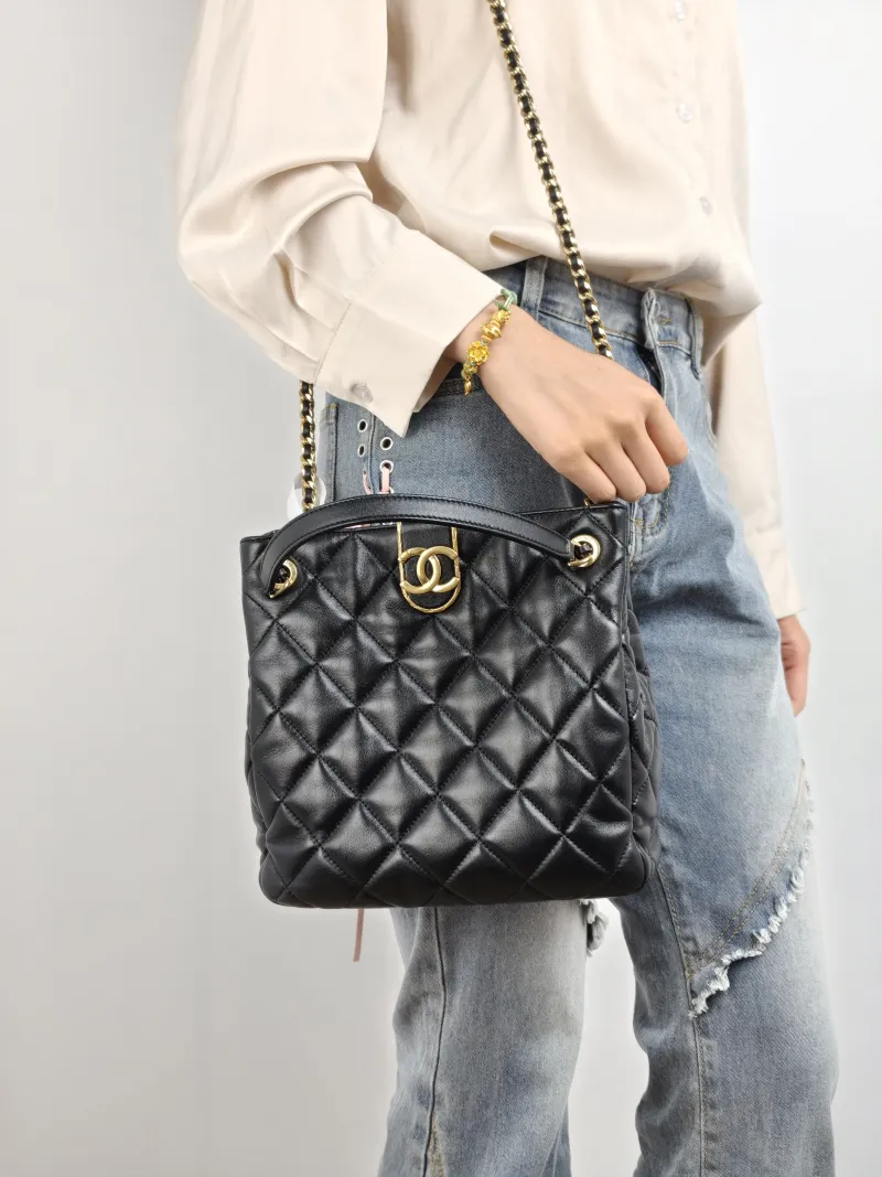 Chanel Shoulder Bag tote Black Lambskin One Size 23 × 8 × 23 cm — on-model view 1 of 2