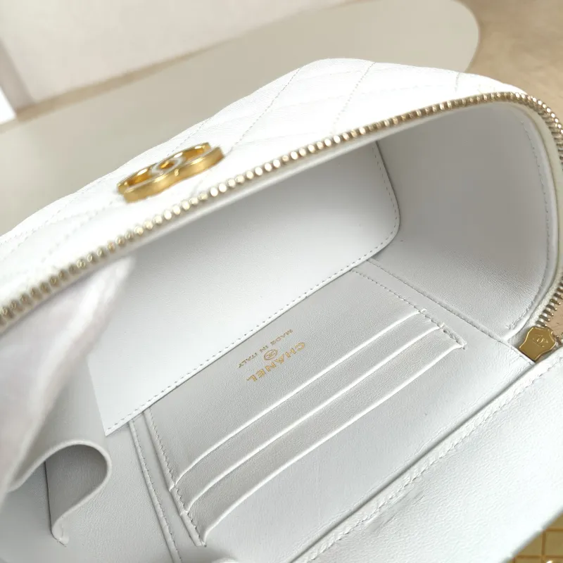 Chanel Crossbody Bag Edition White Grained Calfskin One Size16 × 8 × 9.5 cm — detail view 8 of 12