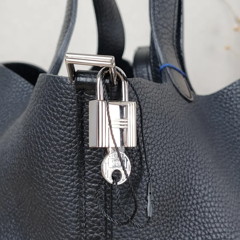 Hermès Top Handle Bag Picotin Lock 22 22 Black TC Calfskin Medium 22 × 18 × 21 cm x — detail view 2 of 11