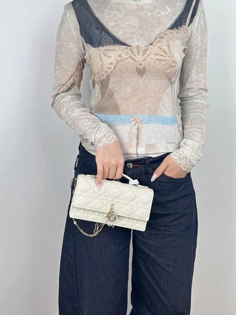 DIOR Shoulder Bag My Chain Bag White Lambskin mini21 × 4.5 × 11.5 cm — on-model view 2 of 3