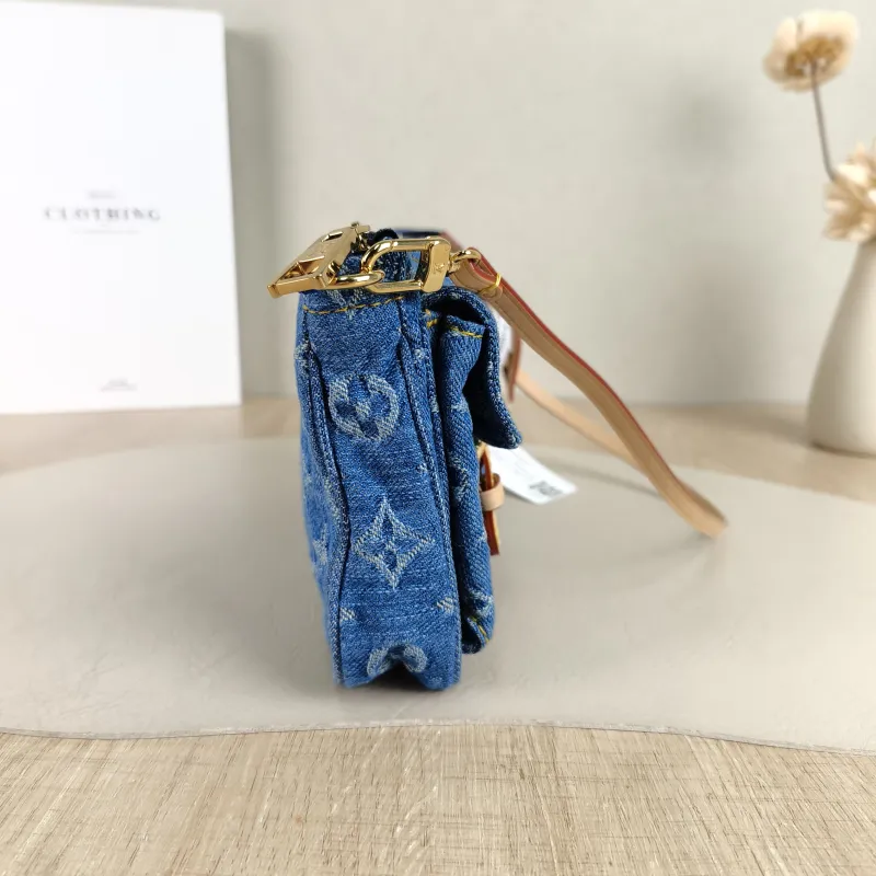 Louis Vuitton Shoulder Bag Pochette Accessories Cargo One Size 23.5 × 3 × 14 cm — detail view 5 of 11