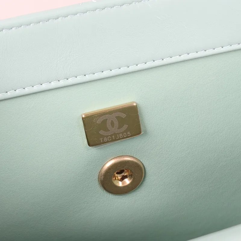 Chanel Crossbody Bag Green Calfskin One Size 22 × 7 × 16 cm — detail view 1 of 14