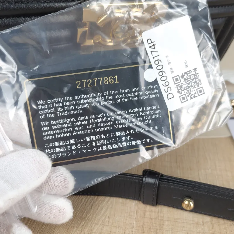 Chanel Crossbody Bagv Le Boy​Black Calfskin Small20.5 × 8.5 × 12 cm — detail view 4 of 16